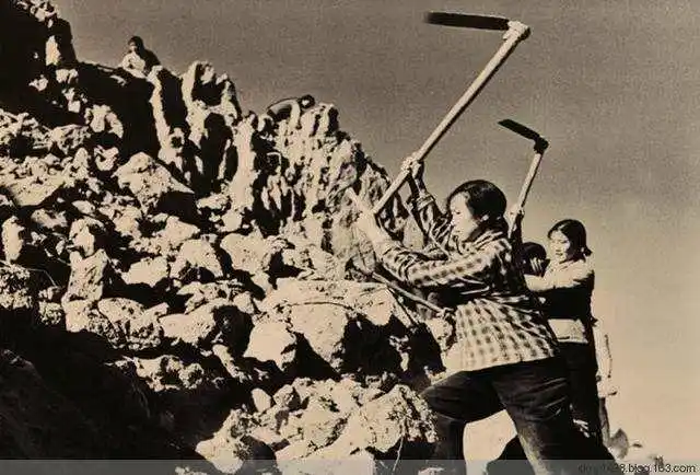 "铁姑娘"坚韧不屈,吃苦耐劳,艰苦奋斗,自强不息的精神感染了几代中国