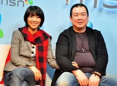 从小父母双亡被大姨薛素梅养大,有着极强的家庭观念,为了丈夫段西风不