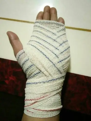 手掌,手背,脚踝和其他关节处伤口,选用8字包扎