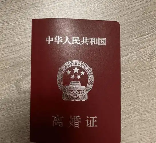 网红乔妹嘴哥感情受质疑,网传她跟前夫已复合,助理晒离婚证澄清_乔妹