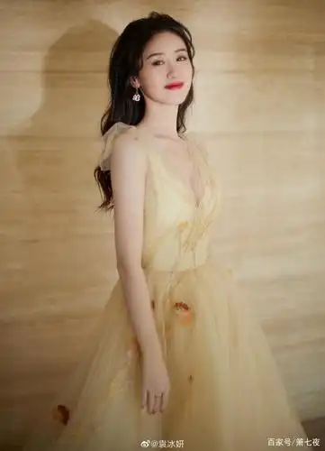 袁冰妍冬日暖心,淡黄色长裙,蓬松的头发,让粉丝心里甜甜的