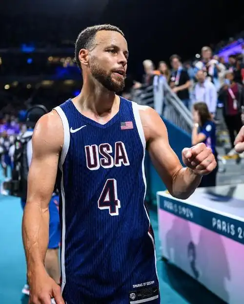 库里奥运会首秀图集,出战21分钟,投篮8中4,三分7中3,贡献11分3篮板3