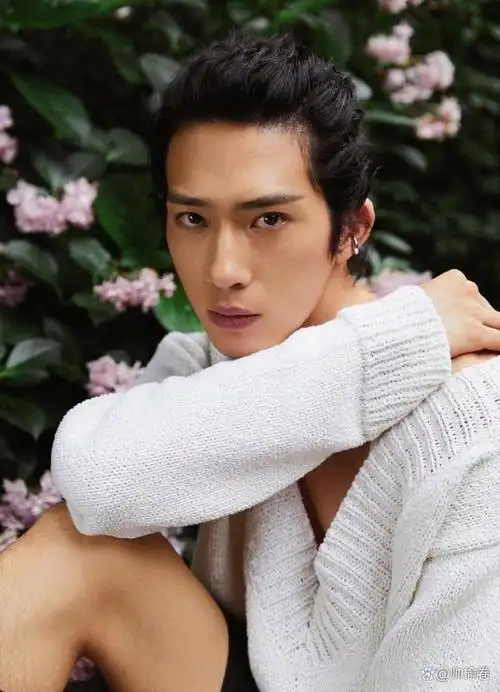 娱乐圈留长发却不"娘"的8位男明星,个个五官硬朗,野性又帅气