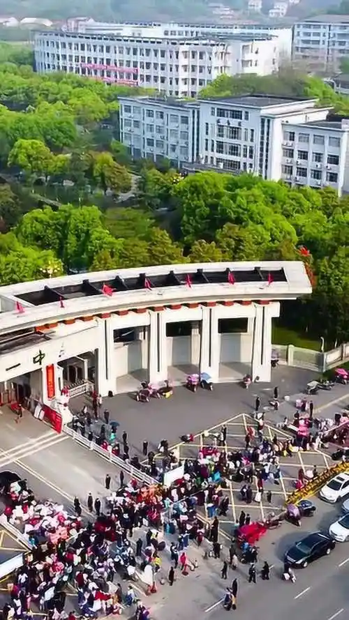 开学第一天抗击疫情航拍美丽的家乡桃源一中