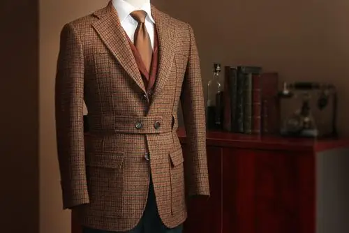 诺福克夹克最初是贵族绅士们穿着去户外打猎的运动服,所以诺福克夹克