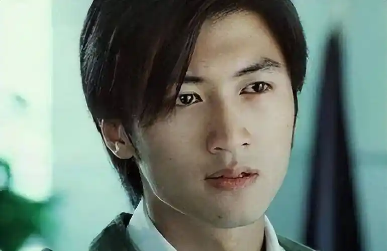 娱乐圈留长发的5位"港风男神",谢霆锋郑伊健痞帅,却输给了他