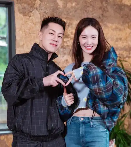 金晨卡斯柏晒合照,两人的举动完全像在热恋中,评论区一片恭喜