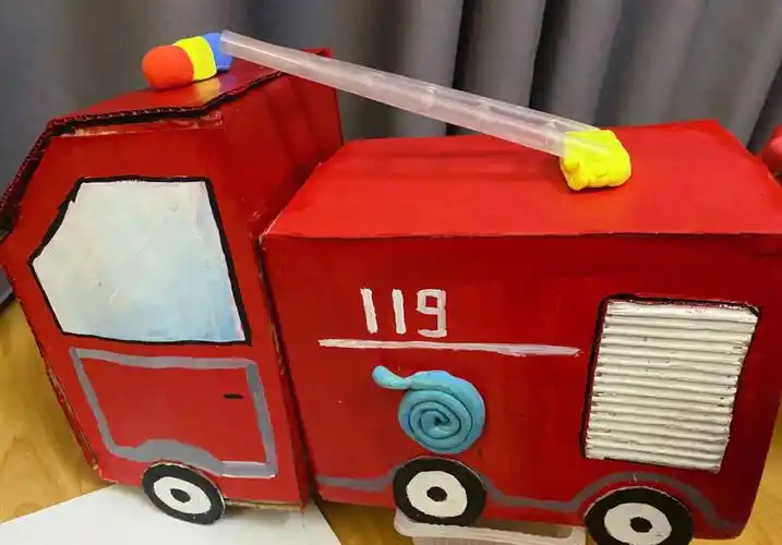 幼儿园diy纸箱消防车