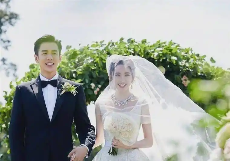 而唐艺昕,为了能够和张若昀更加的般配,并把自己的名字也改成了和张若