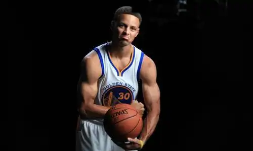 看看库里的肌肉照接下来你要做的唯有坚持做到身体平直,保持平衡的