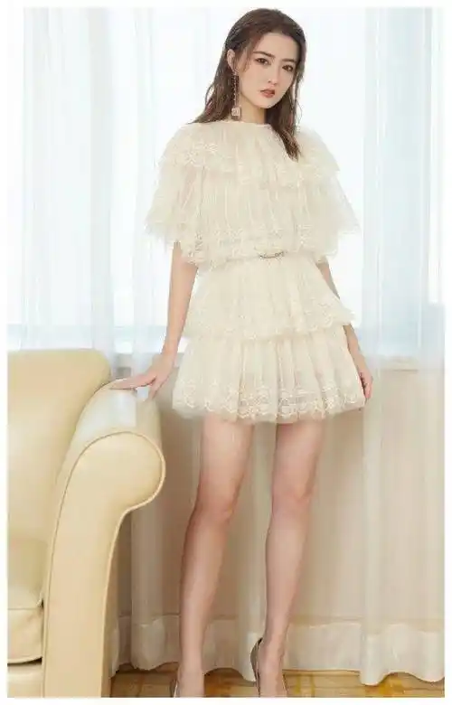 原创没想到徐璐这么瘦穿连体裤马丁靴走机场腿细得像竹竿