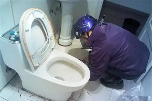 原先的防水层容易遭到破坏,因此,我们为了更加保险,我们在更换马桶时