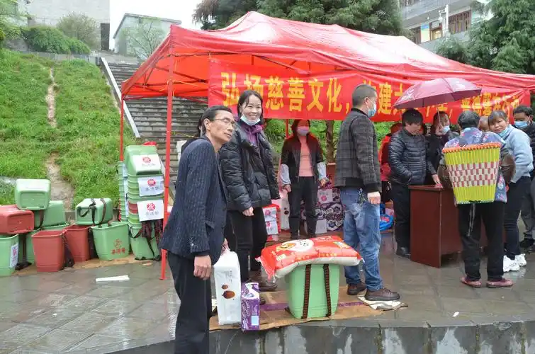 善德馨慈善基金会在大方瓢井开展献爱心公益行爱心捐赠活动