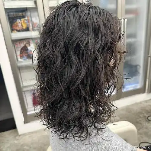 女人头发少,发型就选全头烫,蓬松时尚,尽显洋气风范