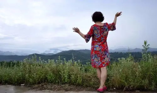 雨中漫步,云山雾罩,美女观花.