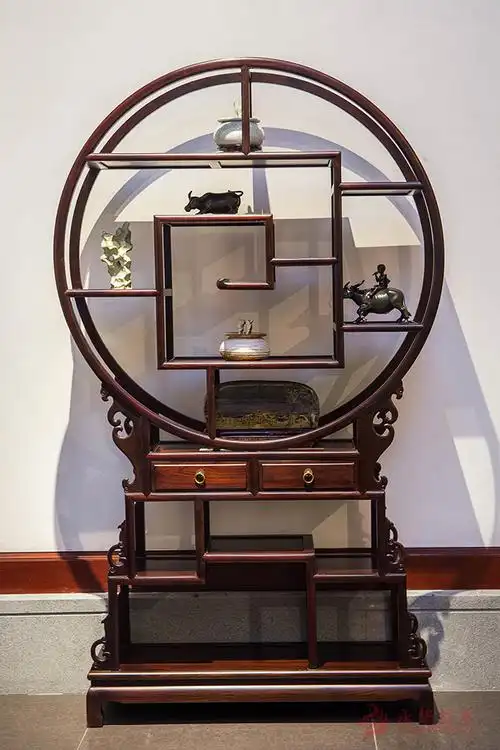 在居室里摆上一件博古架,会给室内增添几分雅致.