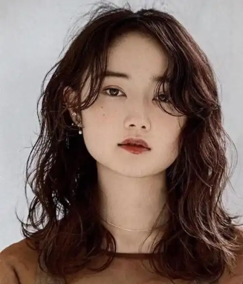 当然一个人的颜值固然重要,但是选择一款适合自己的发型更为重要