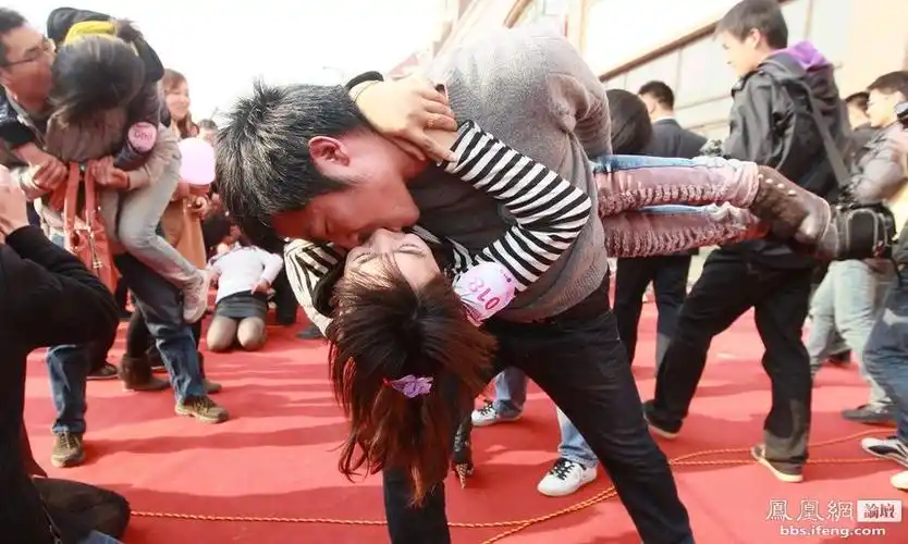 接吻大赛,高难度亲嘴姿势累坏小情侣 (高清大图)