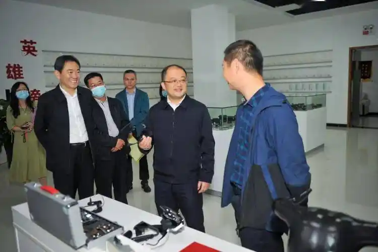 "在中山联合光电科技股份有限公司的展厅,肖展欣笑着对公司董事长