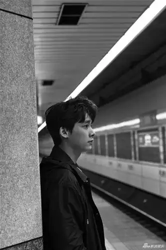 李易峰新书写真黑白质感十足