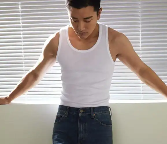 贾乃亮新恋情曝光,还晒出八块腹肌可迷人,看来已经忘了李小璐.