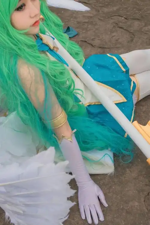 英雄联盟cosplay星之守护者迦娜索拉卡白丝出镜野外小心gank