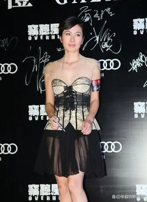 44岁叶璇穿着白色的洞裙为了吸引眼球真是煞费苦心啊