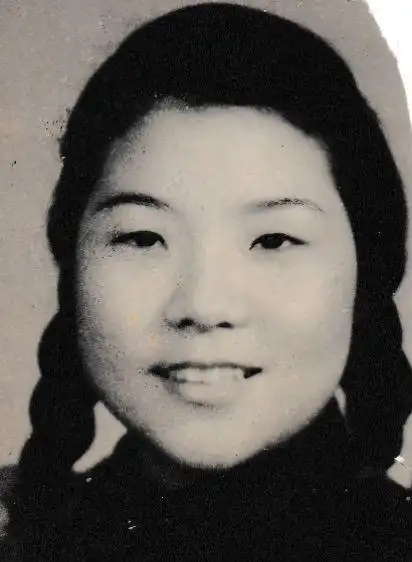 母亲年轻时的老照片 一一藉以纪念我的母亲