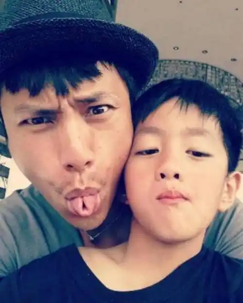 陈坤儿子晒照庆父亲节父子俩同吃一碗卤肉饭好温馨