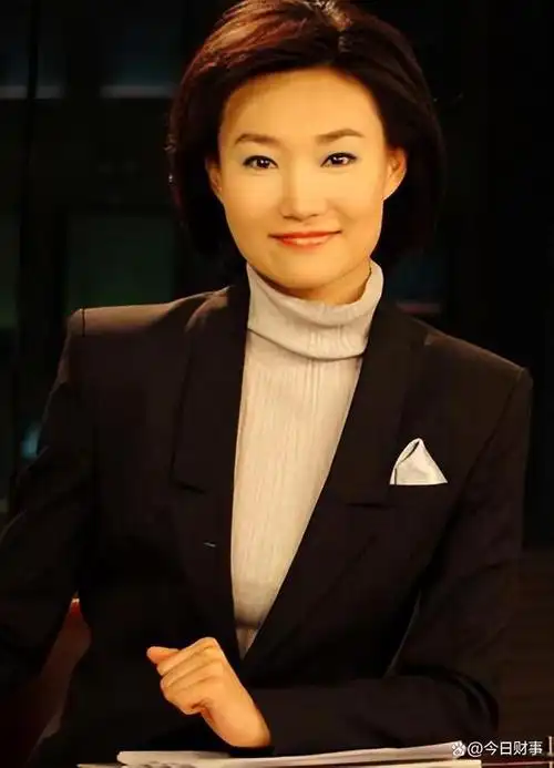 央视主持人李梓萌竟戴假发工作20年,摘下假发后"惊艳"网友