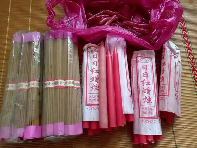 因门市不干了,家里有好多蜡烛,佛香,黑蓝纸,低价处理,有需要联系我