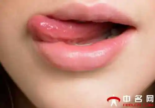 女人舔嘴唇是什么意思女人舔嘴唇是性暗示的可能性比较大.
