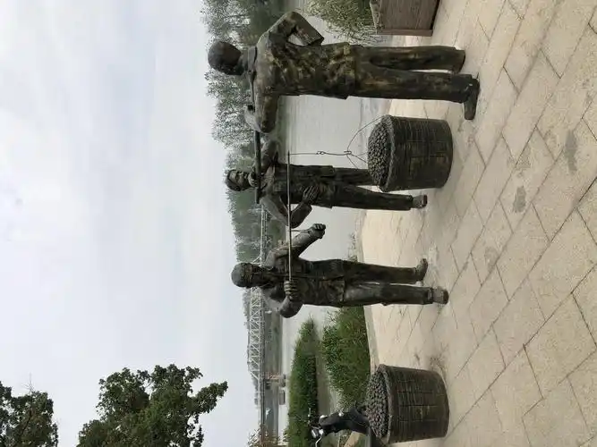 河道边雕塑,称重蚕茧