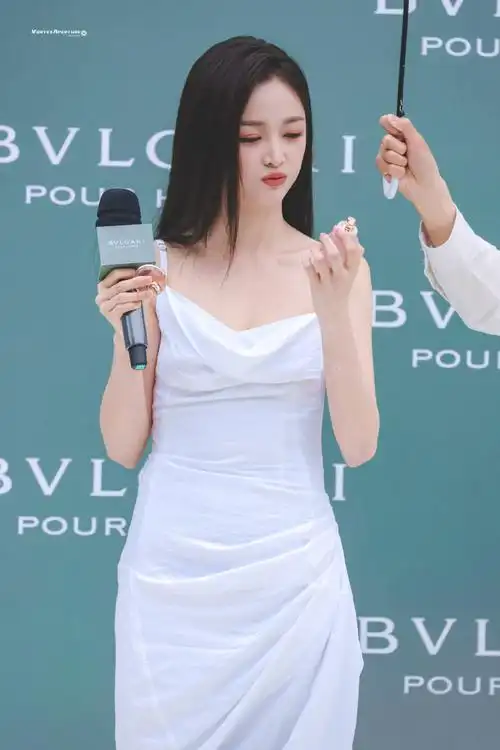 吴宣仪宝格丽香氛寻香大使##吴宣仪吊带白裙