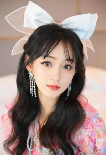 女神何泓姗,80后的她小巧玲珑,一张童颜太出众了