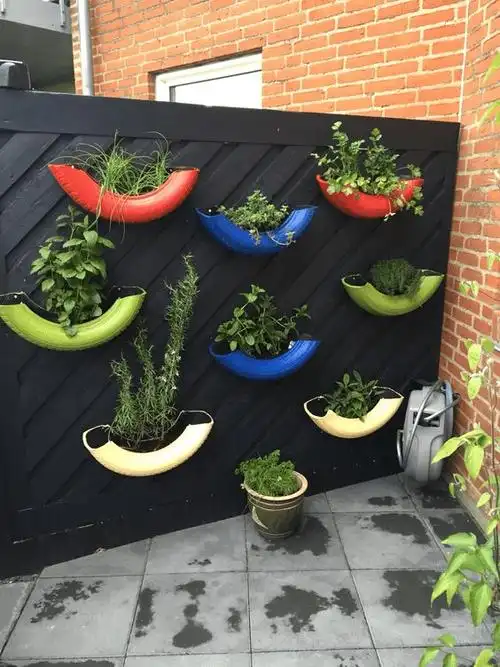 比如把轮胎一分为二,刷上漆装饰,固定在围墙上,打造成上墙式花架.