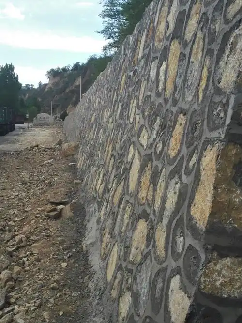 省道上黄段的石头护坡