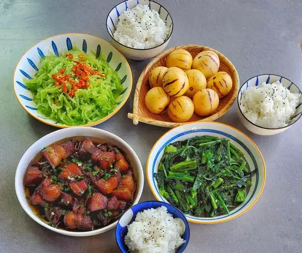 一家三口晚餐,简单的一荤二素,花时少营养好,家人直夸赞