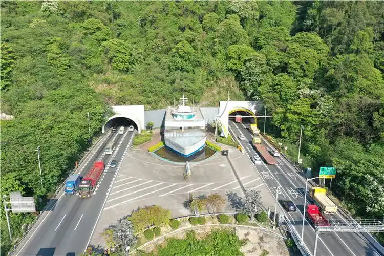 广东广佛肇高速有个船舶隧道,大山里开出大轮船_石陂_广州市_船身