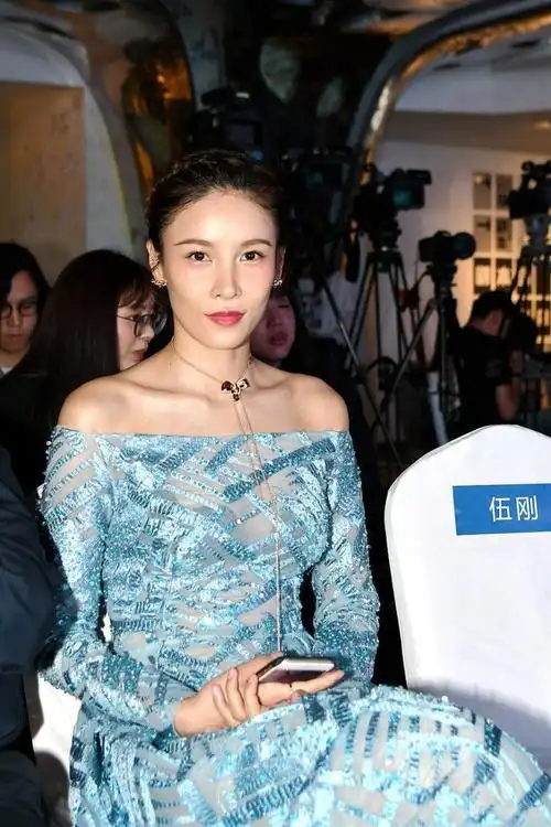 张蓝心美得自信,穿"宝石蓝"运动装不惧肤色黑,配玫红鞋真醒目