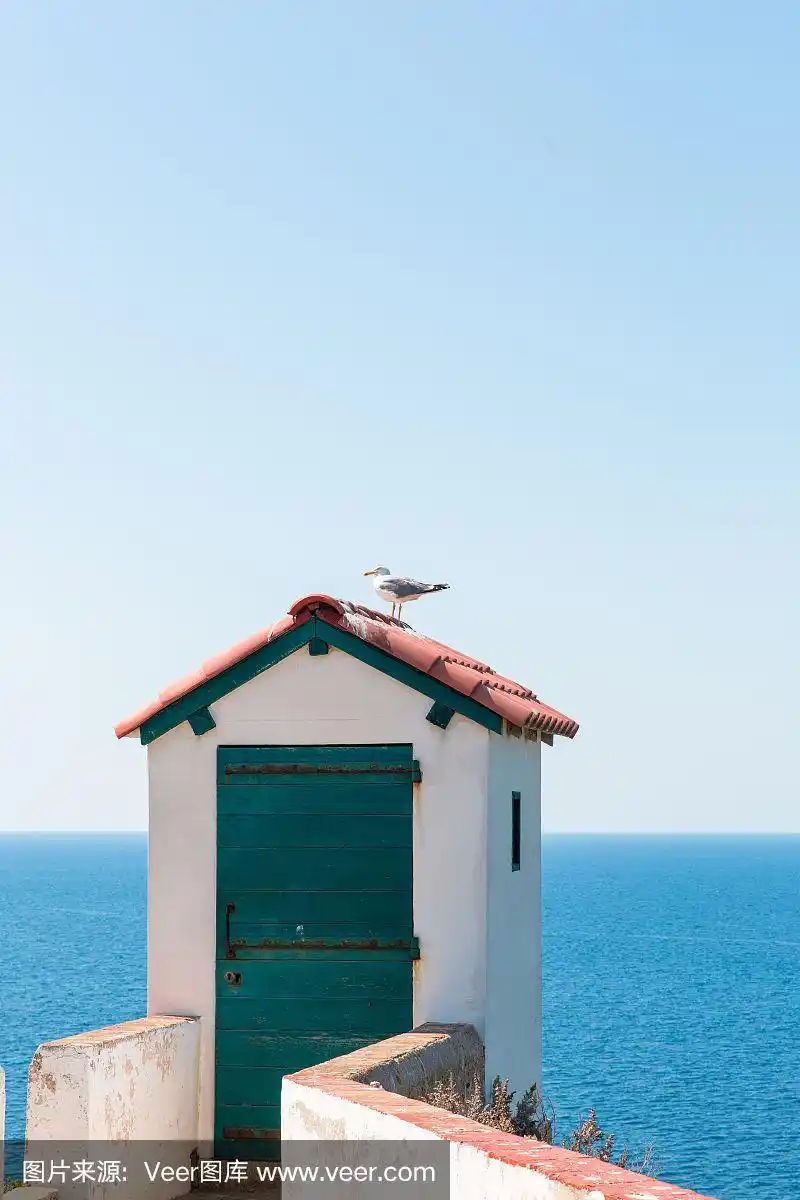 海边悬崖顶上的小房子