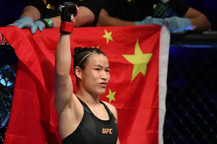 今年4月25日,张伟丽在ufc冠军卫冕战中被罗斯78秒ko.