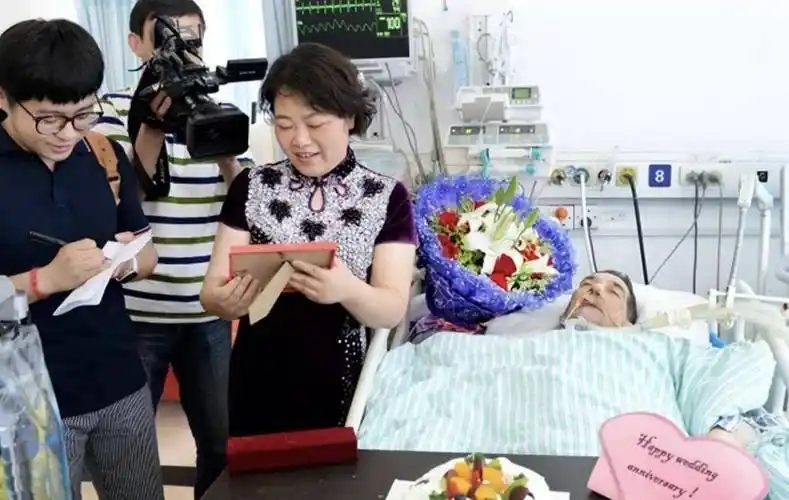 马克与王虹这一场漂洋过海的爱情没有被生活的巨浪掀翻,却被疾病打得