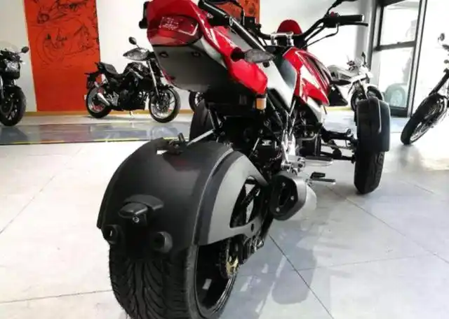 国产版"庞巴迪"?吉利推出倒三轮摩托,200cc油耗2l,售价亲民