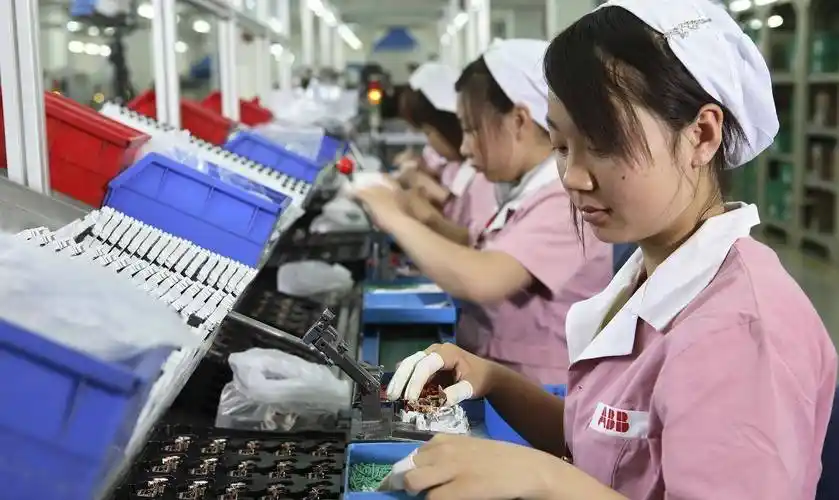 直击工厂流水线上年轻的农村女孩:没有诗和远方,只想好好地活着_工作