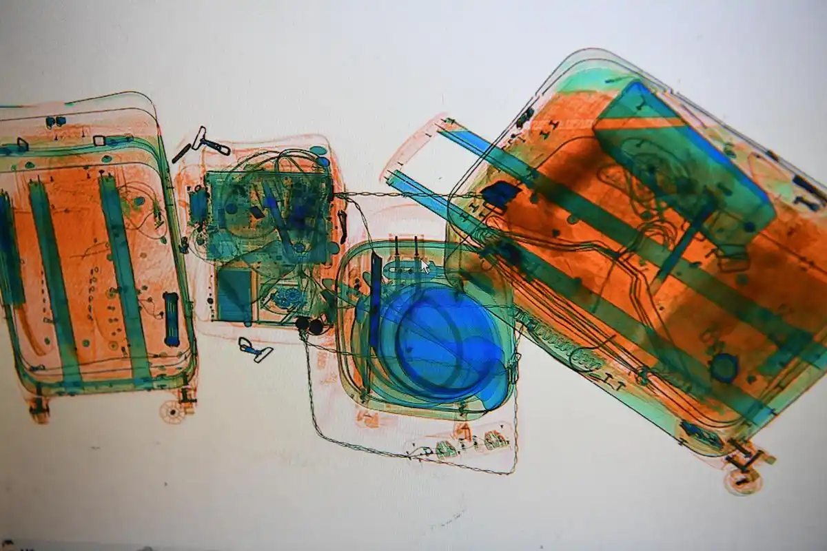 x光安检机下的春运行囊,万千物品"原形毕露"