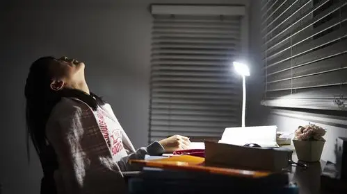 到公司后又有一大堆昨日未完成的工作等着处理,这种加班熬夜经常是一