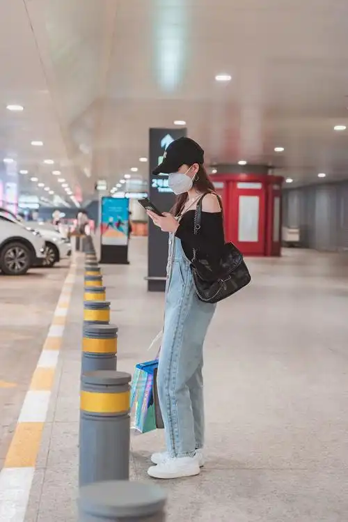 假装女明星在机场被拍