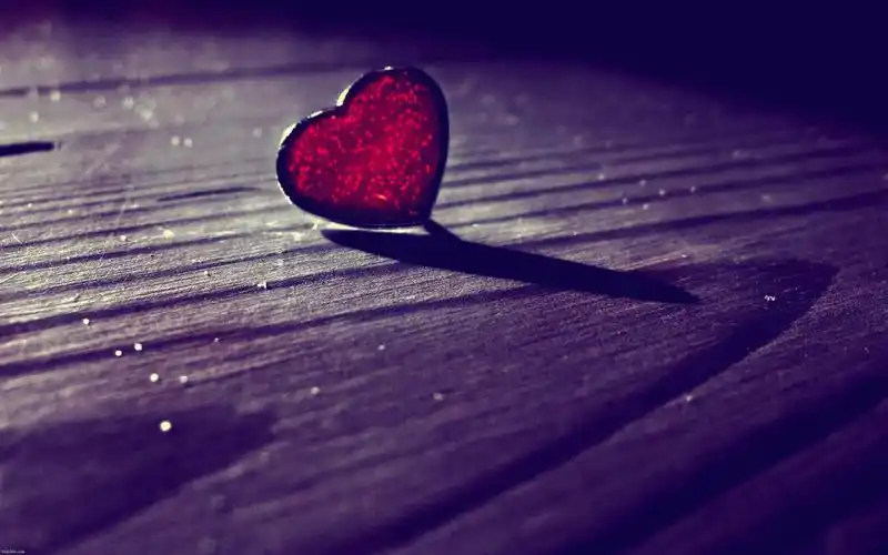 桌子上的透明红色爱心特写图片电脑桌面壁纸下载