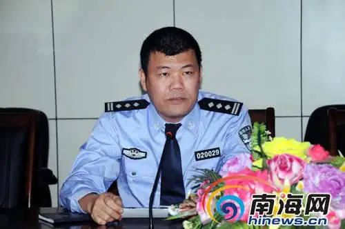 三亚市公安局副局长吴清江发表讲话(特约记者张运煦 摄)